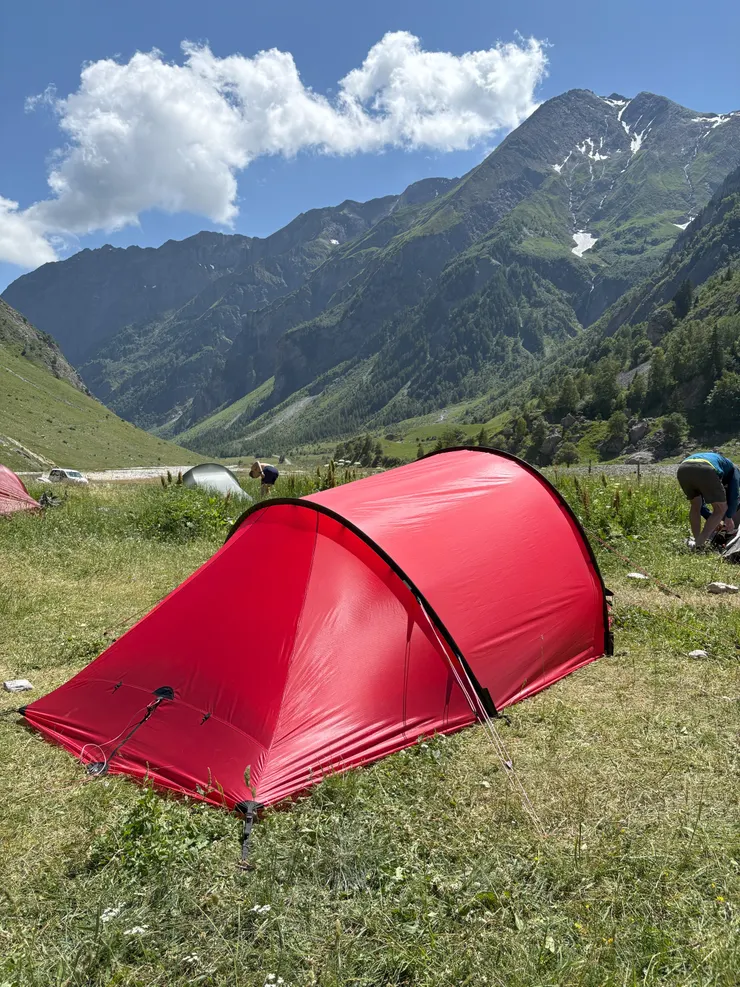 景色無敵的野營地 (右邊那個屁股是John XD))