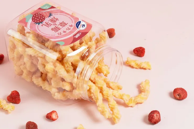 大眼蝦的草莓煉乳卡力，酥脆口感結合好滋味，讓人一口一口吃不停。（圖/大眼蝦）