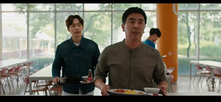 一開始，金賢完全反感劉振。( Source : Disney +。)