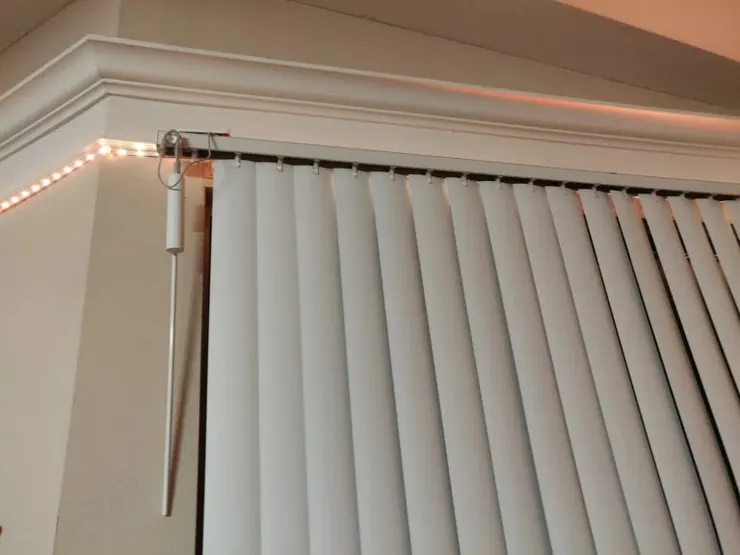 網路也分享能夠過微調，控制垂直方向的窗簾葉片轉動