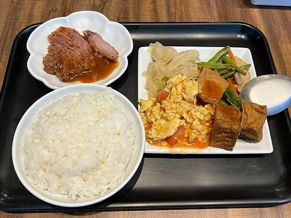 （台北車站美食）金窗.駅讚味飯～料好實在台式便當！自選４道配