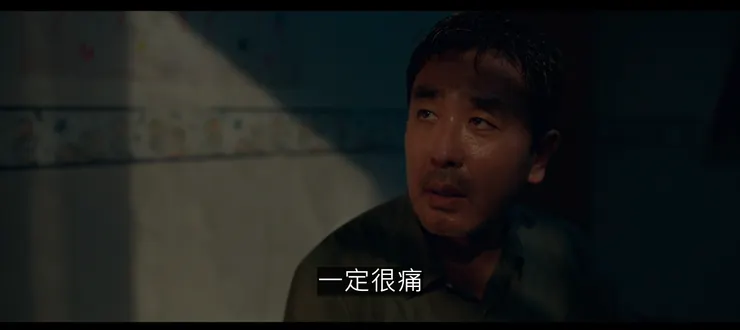 兒子失戀痛哭，金賢這才領悟到劉振可能也遭受著失戀之苦。( Source : Disneyplus。)