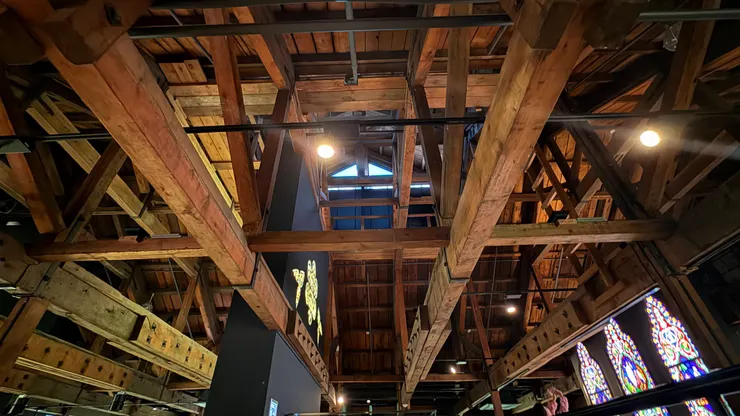 雙層偶柱式桁架通常用於跨距較寬的屋舍