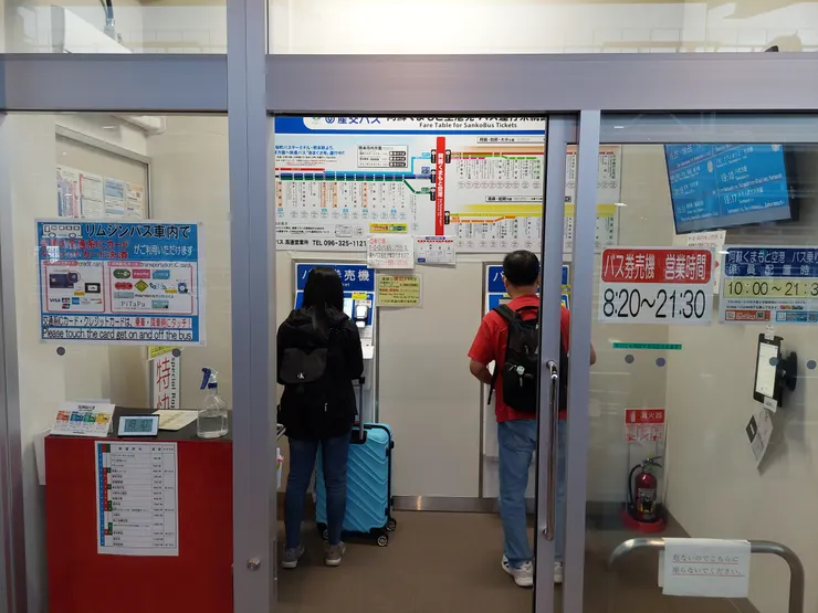 機場巴士售票亭(左邊刷卡、右邊只能付現)