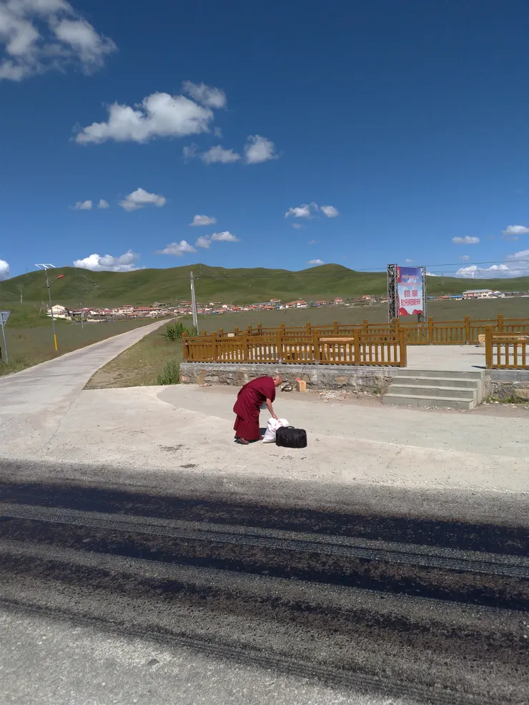 旅途上的公交車,不時停下來送走旅人