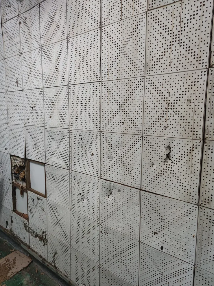 偵訊室的隔音牆，牆內有監聽設備