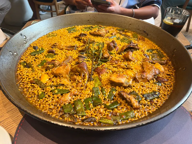 2人份的VALENCIAN PAELLA，2個人基本上吃完這盤就飽了。