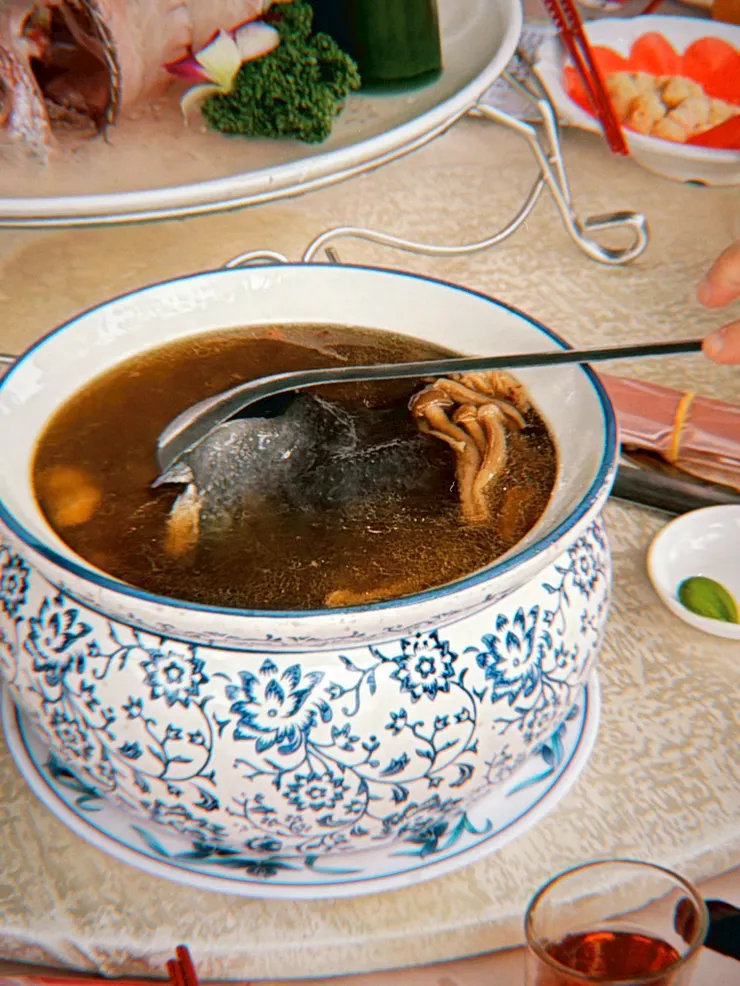 色彩繽紛的生魚片拼盤與暖胃的烏骨雞湯，是婚宴最棒的開場。