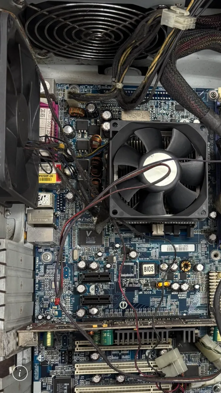 機器平躺看上去，就一大多電容爆光，看起來真的不妙。