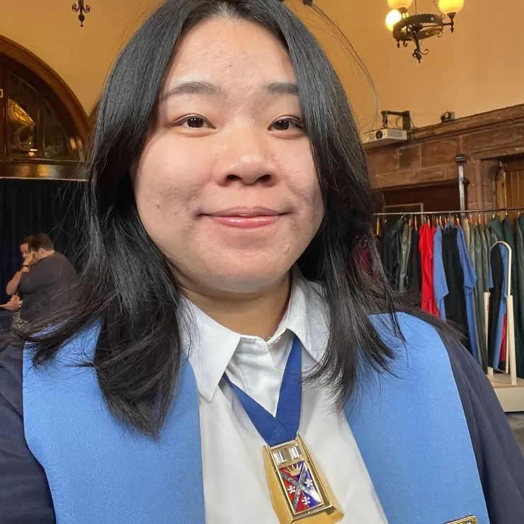 第二年的六月就熟門熟路了，頸上掛著的是學生會代表的金製勳章。