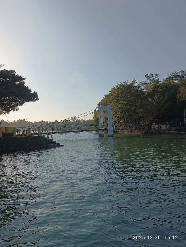 渺空藍天雲淡遠