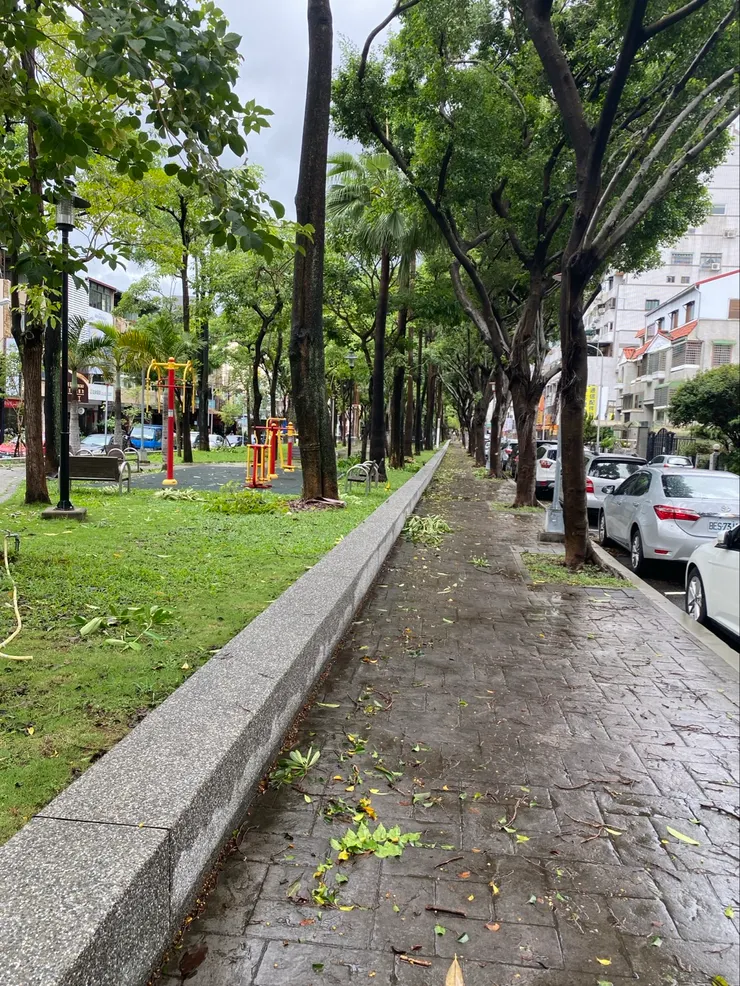 沒想到颱風天讓客戶困在台灣