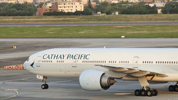 這是國泰航空的波音777客機!三個一氣呵成連在一起的主輪是特色!相當壯觀!
