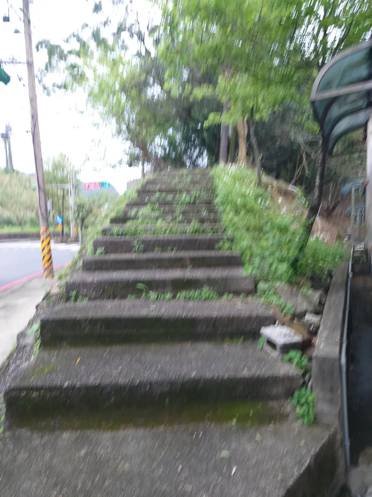 下車處小7旁有一個石頭階梯起登