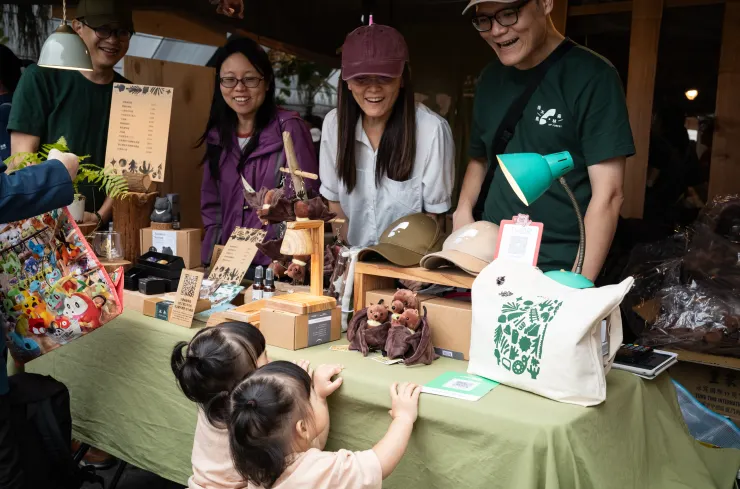 林林業及自然保育署花蓮分署攤位有可愛的小狐蝠玩偶，那可是當今花蓮市民的寶貝吉祥物呢！