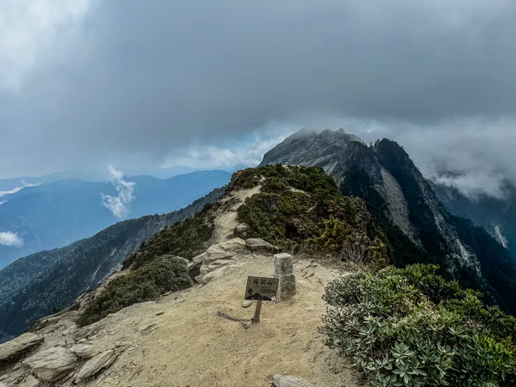 塔關山再往前走會到恐龍尖山，鷹仔嘴山，關山北峰，庫哈諾辛山，是進階路線