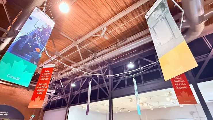 移民博物館主展廳，紅布條文字說明此展廳由意大利移民後代Saputo家族贊助。