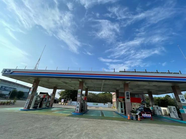 到加油站充電也是不錯的體驗