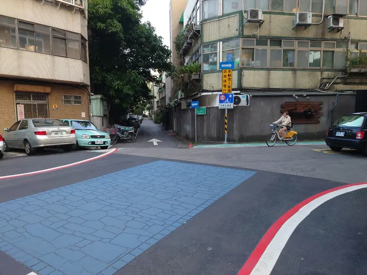 溫州街48巷、羅斯福路三段283巷跟辛亥路的三岔路口只是平滑路型，沒有強制正交，也沒有車道縮減。