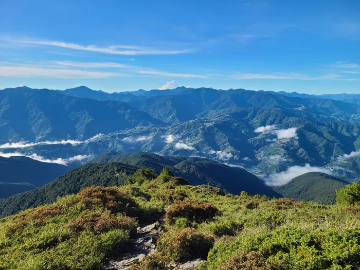 下山路上風景很美，只是挺曬很熱