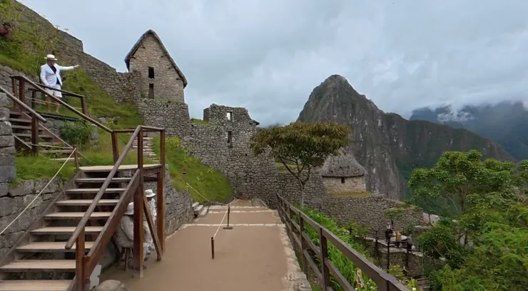 沿著階梯向上爬，就能看見經典的馬丘比丘景觀
