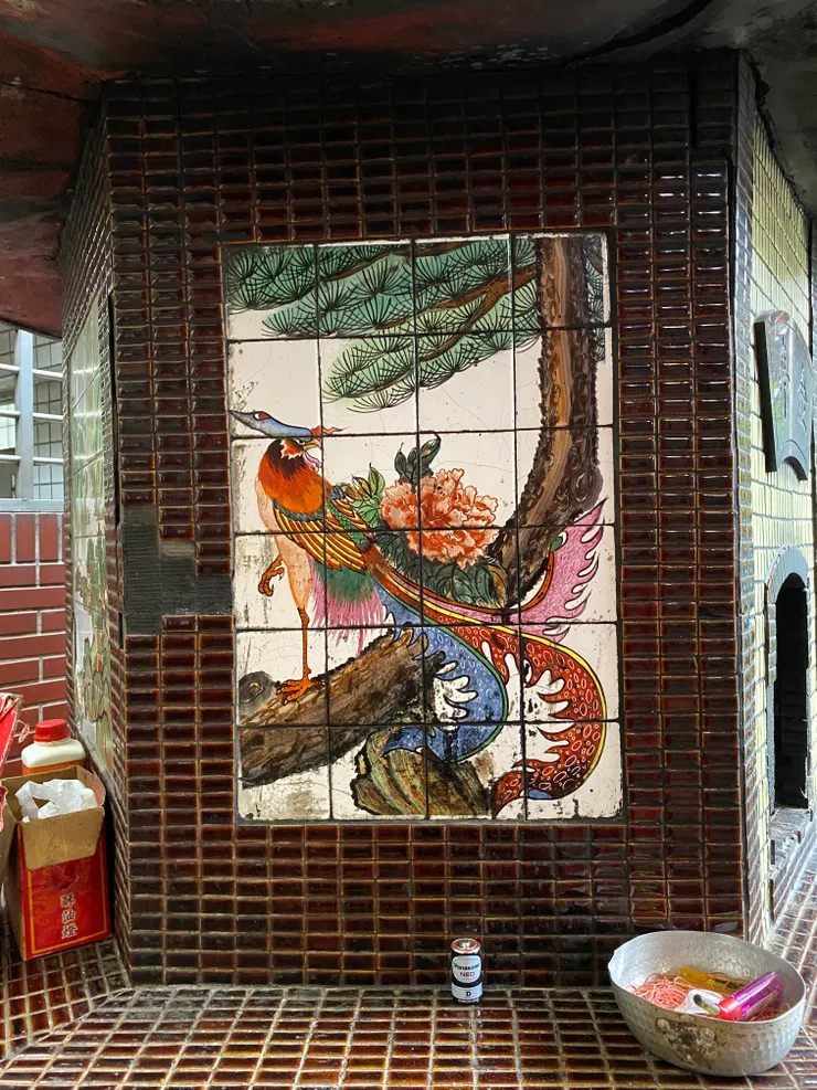 香爐上的馬賽克及彩繪磁磚，為1970年代特色裝飾