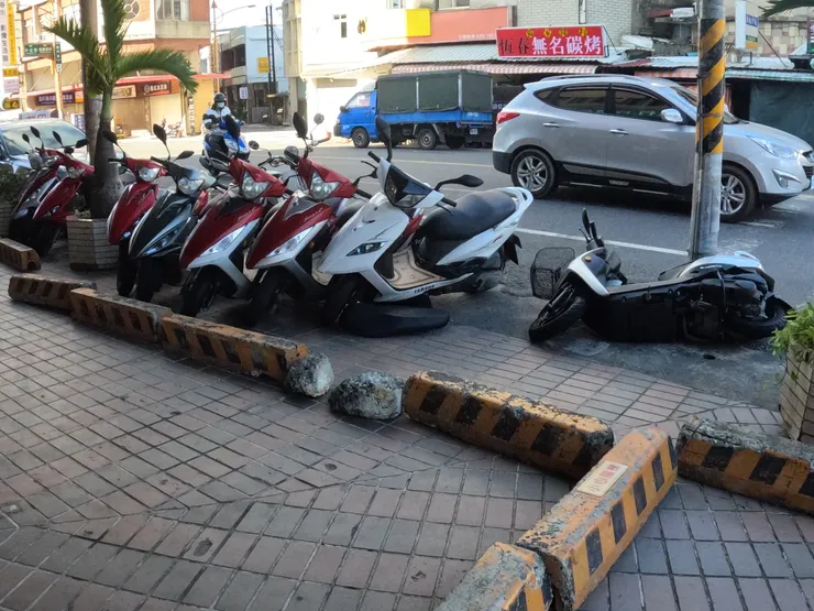 風大到機車傾斜或倒下。