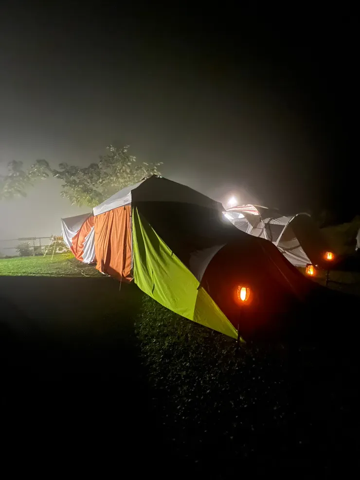 急急忙忙中搭好帳