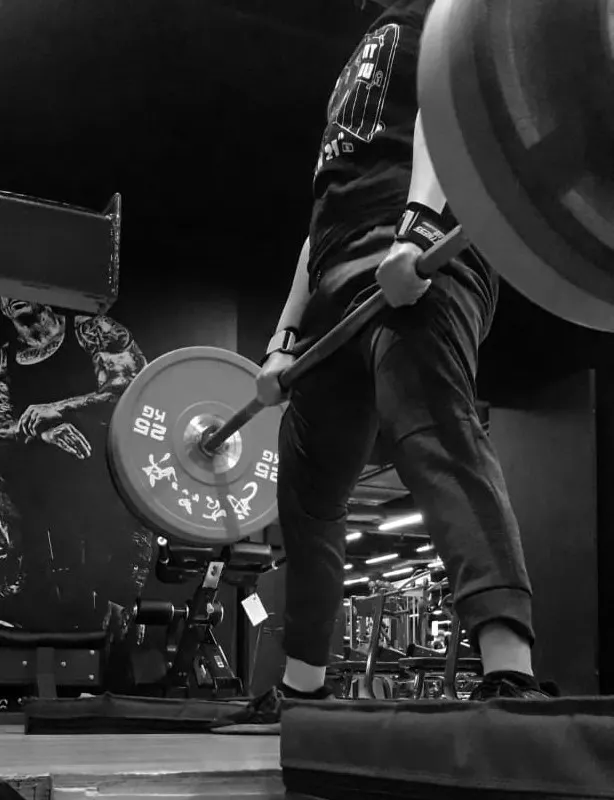 22歲下班後的自主練習,相撲硬舉(原來這時候已經可以舉這麼重了)