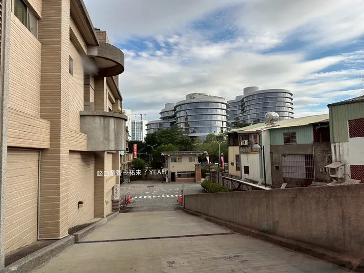 此為頂樓停車場往下方看的視角，右前方為正門口。