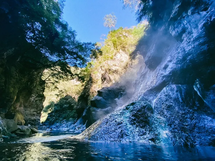 栗松溫泉枯水期間為11月至4月，適合前往泡湯。