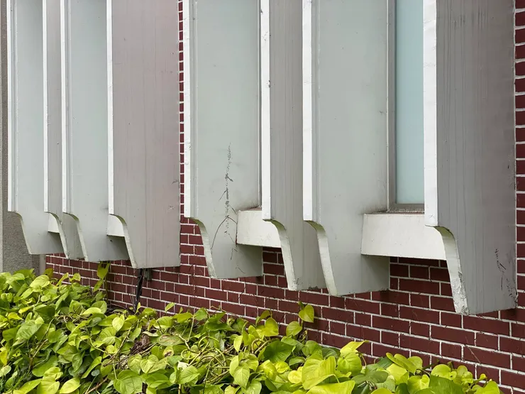 拱形遮陽板的垂板底部有倒角及小收頭