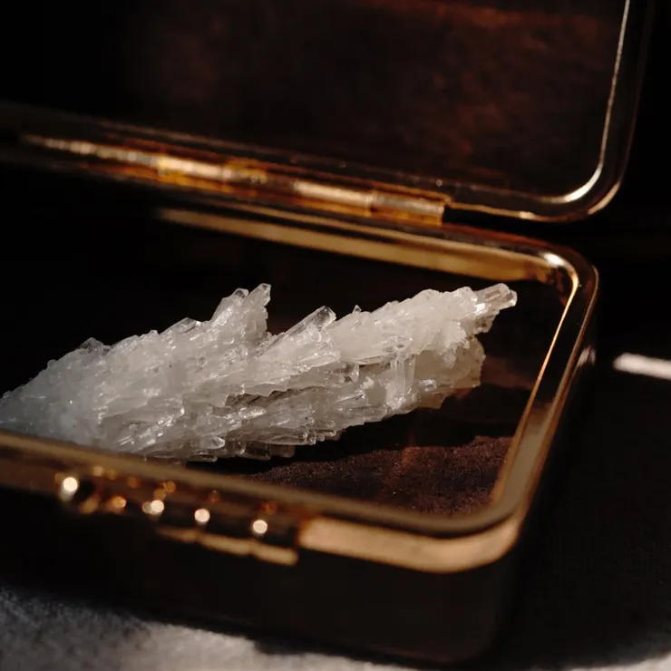 未與自然硫共生的天青石標本，有著優雅的外型如天使的羽翼。來自Jing_corner攝影分享。