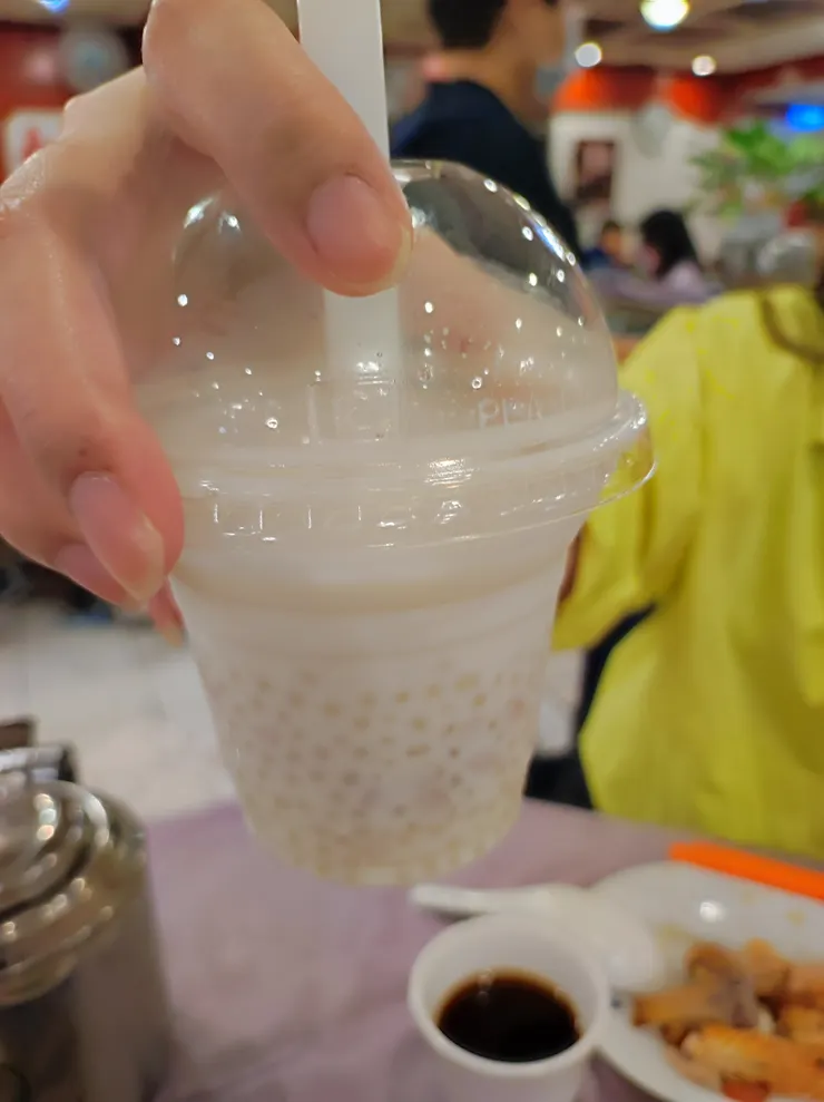 西米露和芋頭的料很多，尤其芋頭切小塊的，很有嚼勁