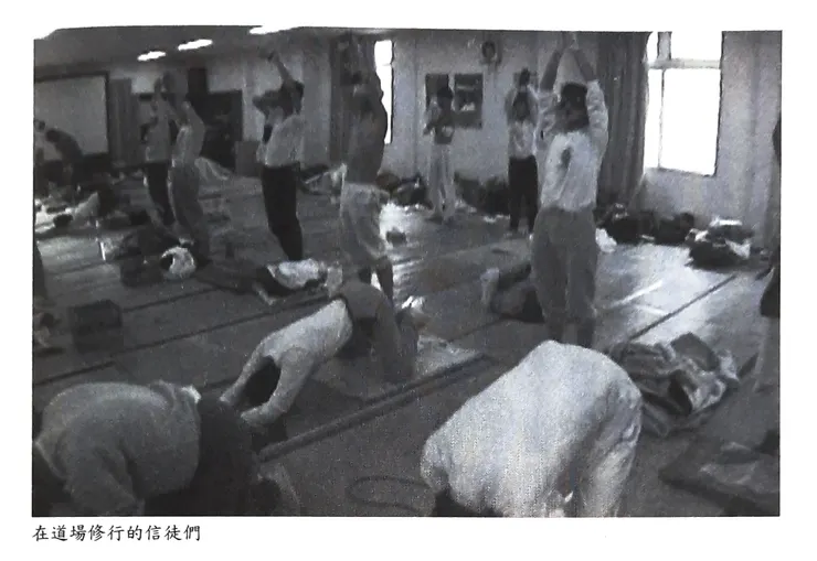 在道場修行的信徒(翻攝自《衝破封印的心靈魔物:奧姆真理教事件未解之謎》p.46)