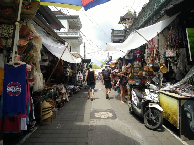 烏布市集比想像更長,商品重複性很高,但還是很多店商品特殊可愛,值得一逛!