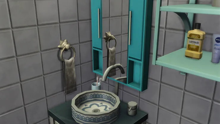 洗手盆這種白底藍花讓我想起小時候吃飯的碗，但很難得看到盆裏面也有花紋。