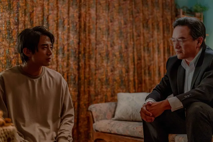 在劇中一直以鬼裝出沒的父親,為何突然好好地出現對談呢?因為他真正要面對的是自己。