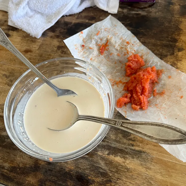 拌勻的醬汁,與保留下來的明太子。