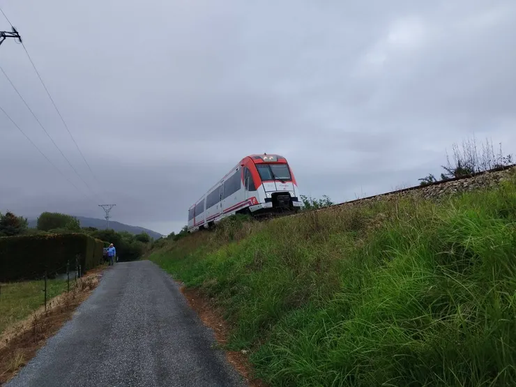 慢跑時難得遇見的火車,是那種「錯過就要等一兩個小時」的班次呀!