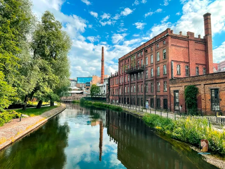 此棟尚未整修完成的紅色建築原為釀酒舫，一樣位在米爾島範圍區。