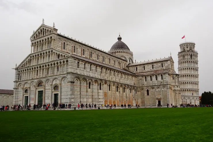 比薩,奇蹟廣場(Piazza dei Miracoli)的「完整版」--主教座堂、洗禮堂、原本應該是鐘樓但因為施工意外成為沒有敲鐘報時功能、卻吸引大批遊客翩然而至的--比薩斜塔。