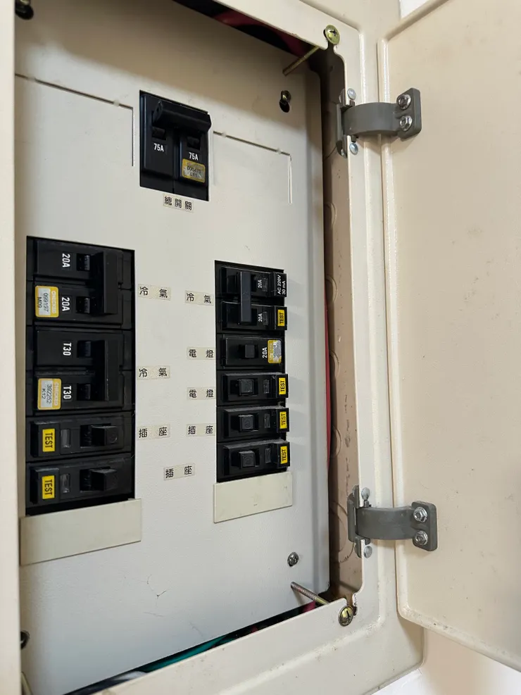 先把電源關掉,以免電到