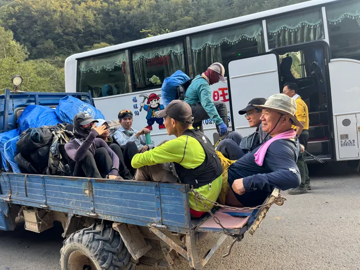 坐接駁車回到人間