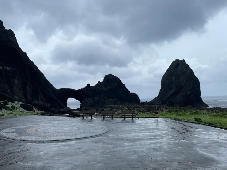 情人洞前面的湖水乾淨清澈，最適合平日吵鬧的小倆口在此冷靜和解