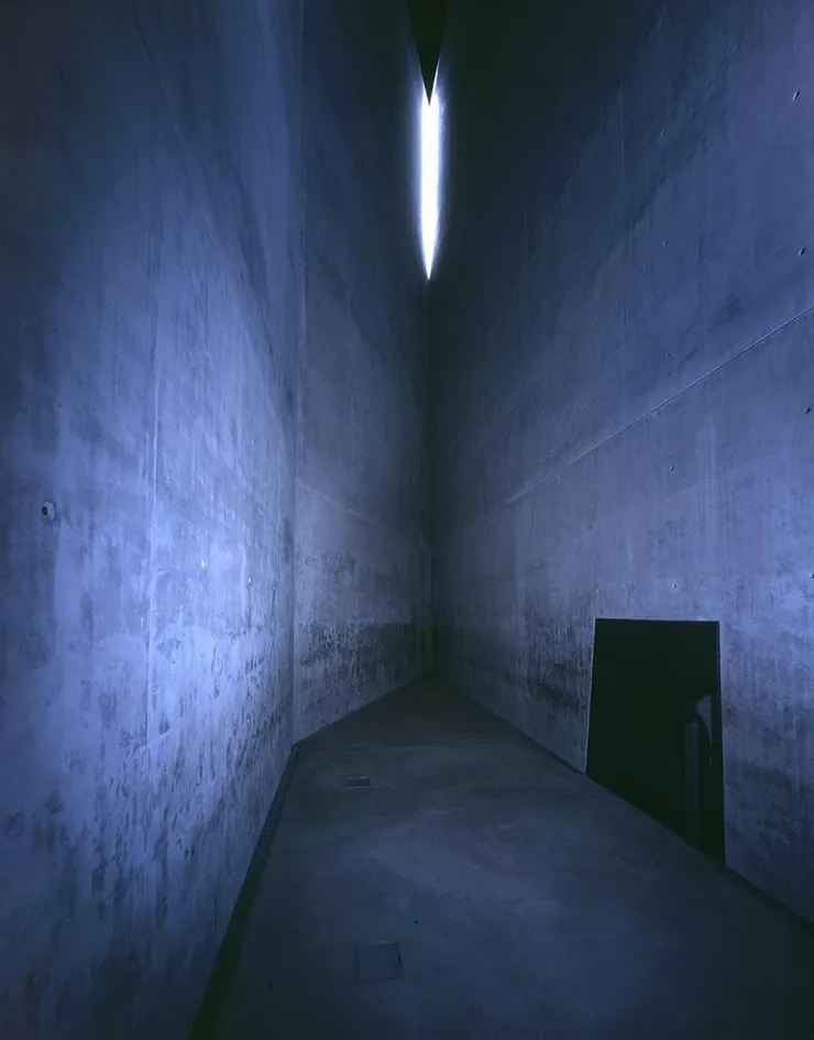 日光只能透過狹窄的縫隙射入未加熱的混凝土豎井，攝影：Jens Ziehe