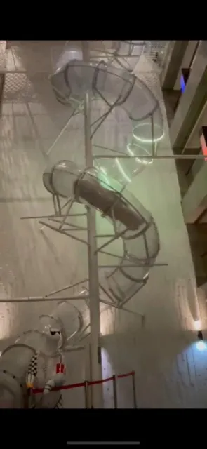 在飯店溜滑梯的我