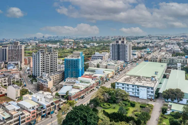 過嶺重劃區面積廣大，有不少大小公園綠地，加上房價相對周邊區域便宜，吸引不少首購族目光。