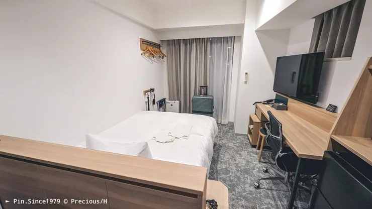 乾淨簡單有對外窗，功能一應俱全。