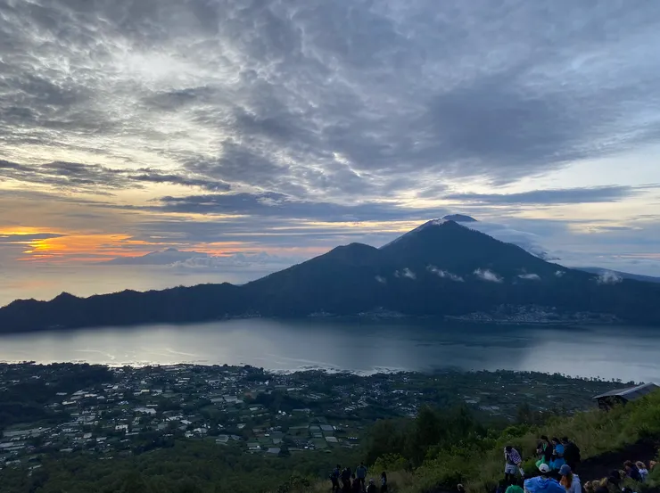 天亮之後答案揭曉!原來前方的是巴杜爾湖,後方分別是阿邦山與阿貢火山,更後方才是海,甚至看得到隔壁的龍目島。